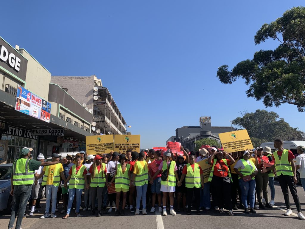 Abafundi babhikishela imali yokudla